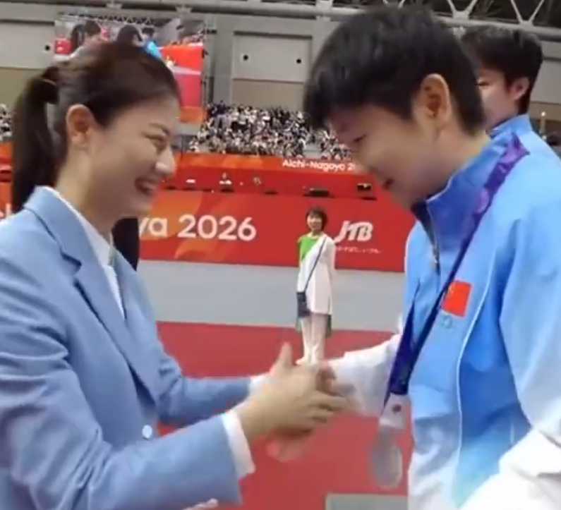 莎头颁奖相谈甚欢！摘银也笑颜如花 林钟勋申裕斌搞怪 动漫组合很淡然